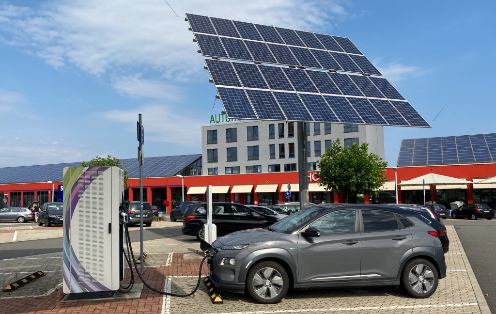 Autos fahren auch mit Solarstrom problemlos von Stuttgart nach Hamburg!