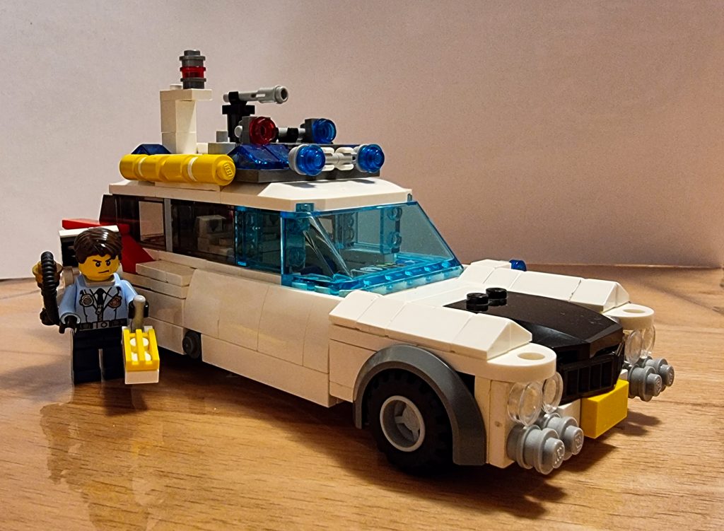 Selbst gebautes Legoauto im Stil von Ghostbusters