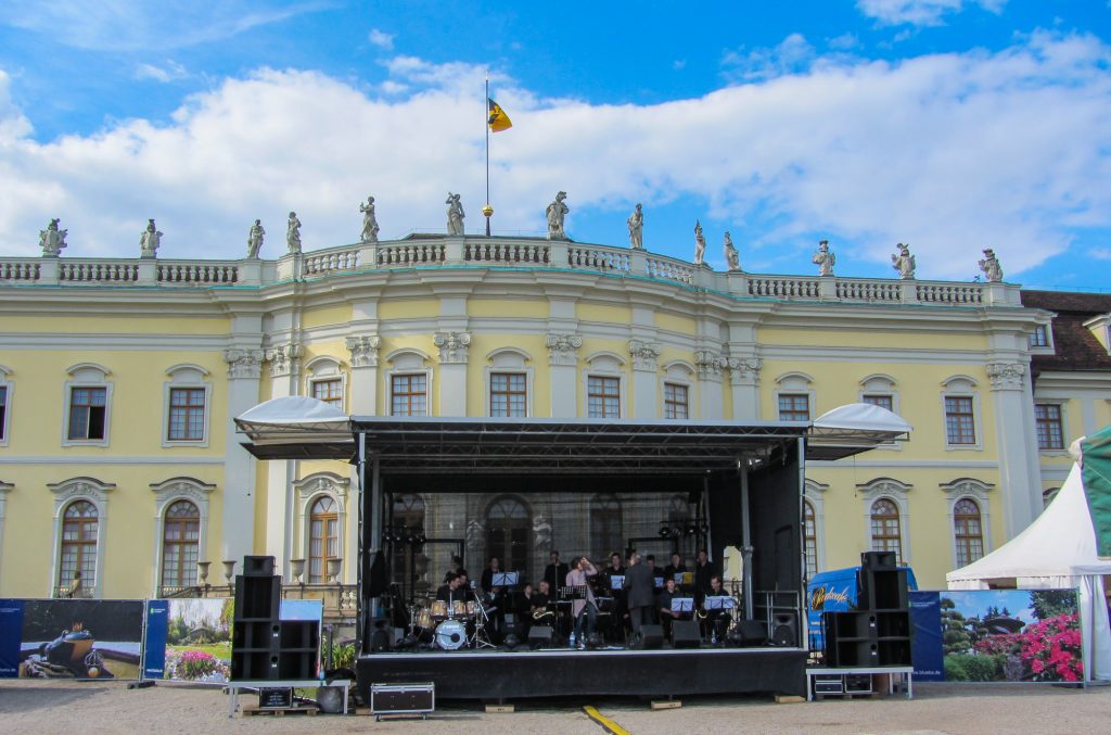 Bigband vor dem Schloss in Ludwigsburg