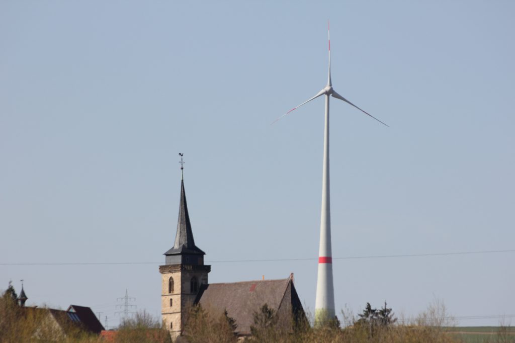 In Ingersheim passen locker noch 3 Windräder hin.