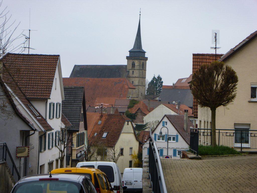 Blick vom Pflaster auf die Großingersheimer Martinskirche