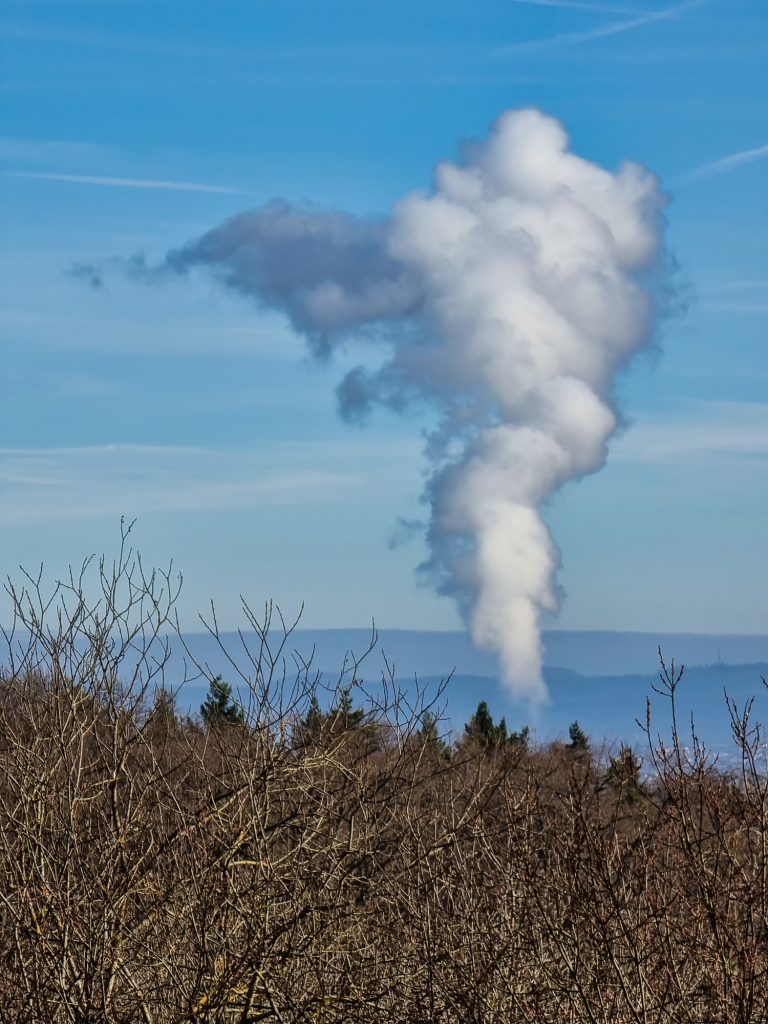 Dampfwolke über einem der 3 letzten aktiven AKW in Deutschland: Neckarwestheim