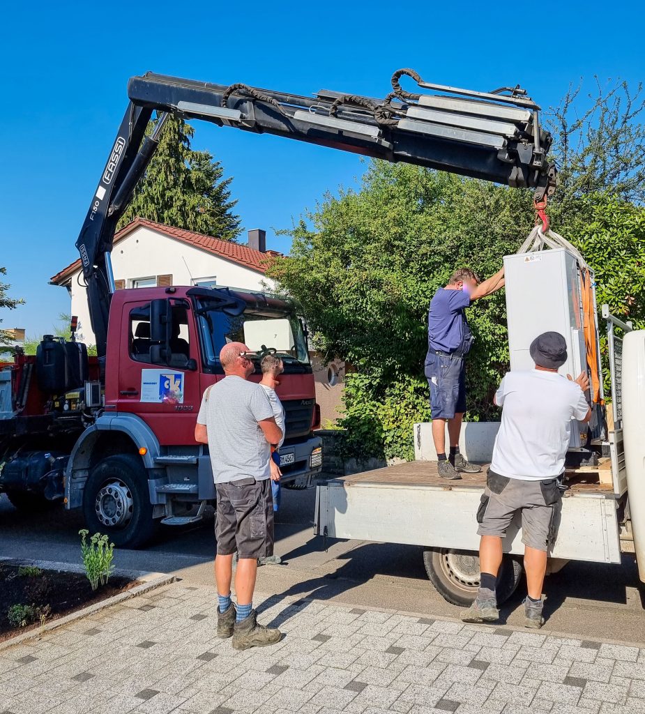 Lieferung der Wärmepumpe (Gesichter nach DSGVO verfremdet)