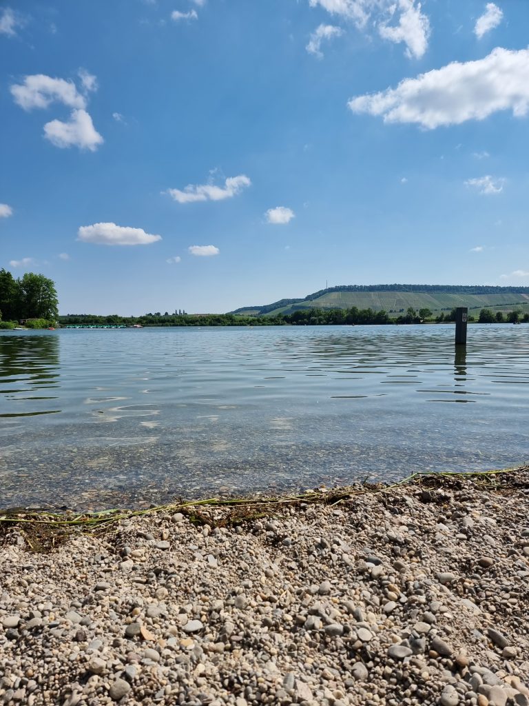 Der Breitenauer See lädt zum Baden ein, es soll dort aber fiese Parasiten geben, sogenannte Saugwurm-Larven.