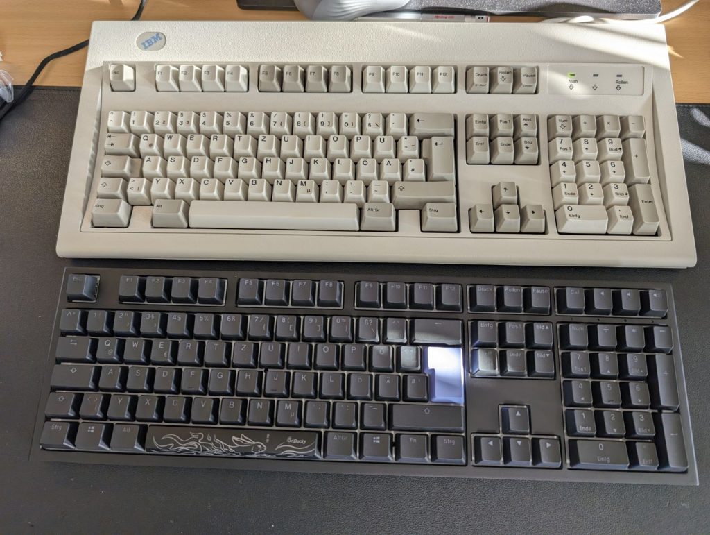 Bild: Vergleich Ducky Shine 7 gegen IBM Model M