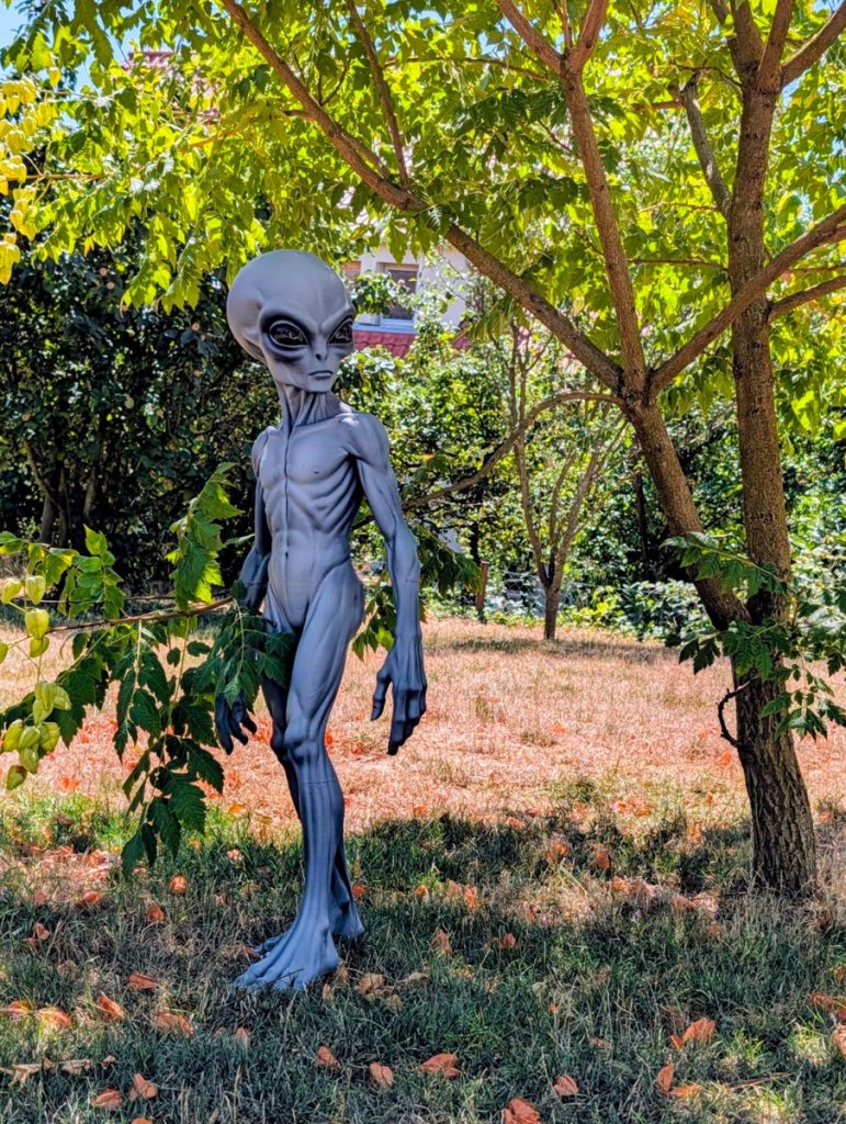 Alien in unserem Garten - 1m groß aus dem 3D-Drucker